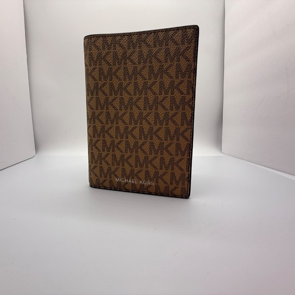 MICHAEL KORS MONOGRAM WALLET! - Picture 12 of 16